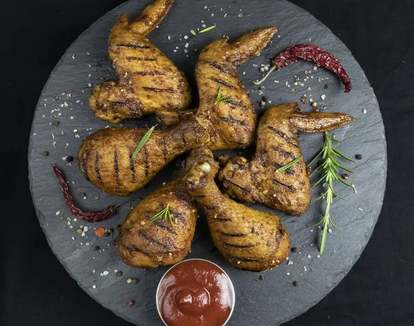 Patas Alas Pollo Parrilla Con Salsa Roja Sobre Una Superficie —  Fotos de Stock