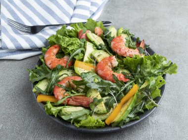 Avokado, karides ve roka ile taze yeşil salata.