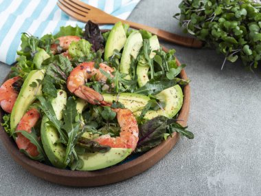 Avokado, karides ve roka ile taze yeşil salata.