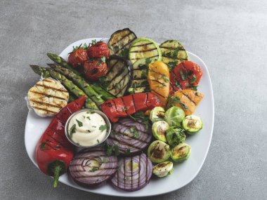 ızgara sebze, kuşkonmaz, kabak, biber, soğan, domates.