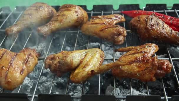 Gegrilde Kippenvleugels Barbecue Griller Met Tang Omdraaien Vlees Pluimvee Kookproces — Stockvideo