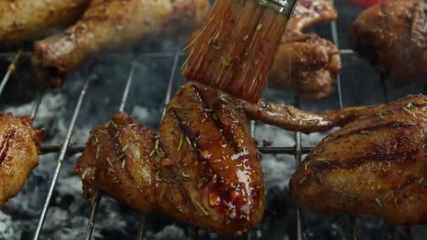 Gegrilde Kippenpoten Vleugels Barbecue Griller Kookproces Vet Met Marinade — Stockvideo