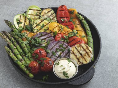 ızgara sebze, kuşkonmaz, kabak, biber, soğan, domates.