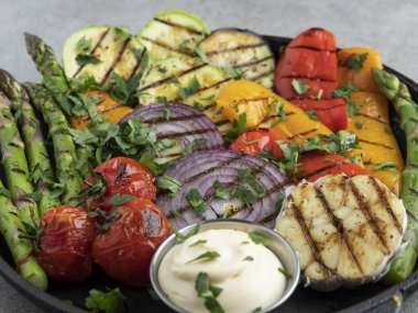 ızgara sebze, kuşkonmaz, kabak, biber, soğan, domates, patlıcan.