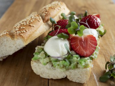 Çilekli sandviç ekmeği mozzarella peyniri ve guacamole yakın plan.