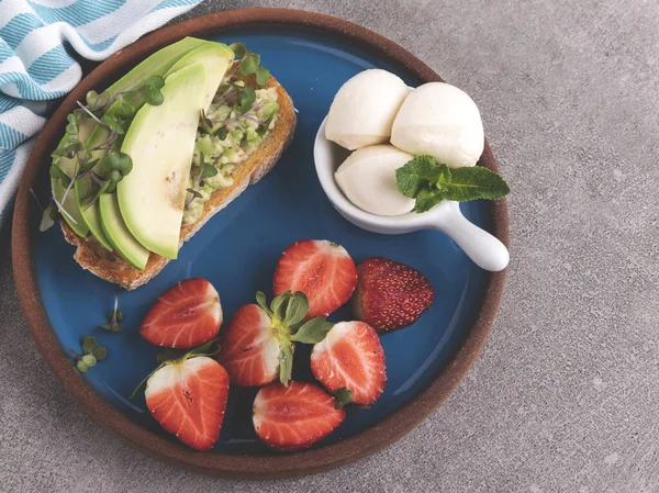 Toast Guacamole Avocado Strawberries Mozzarella Cheese Plate Healthy Eating — Stock Photo, Image