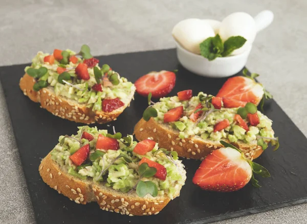 Toast Guacamole Avocado Strawberries Mozzarella Cheese Healthy Eating — Stock Photo, Image