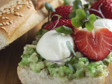 Çilekli sandviç ekmeği mozzarella peyniri ve guacamole yakından.