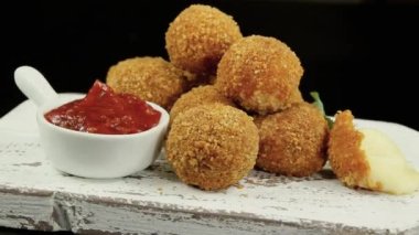 Kızarmış mozzarella peyniri topları domates sosu rotasyonu 360 derece.