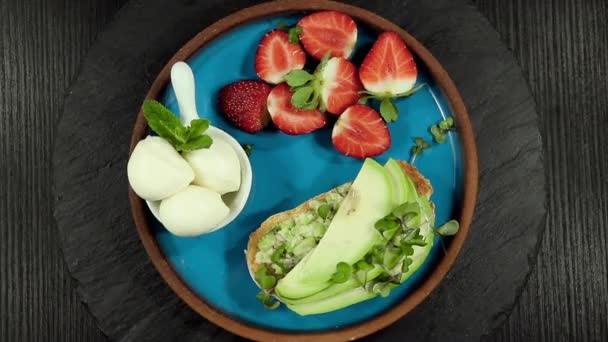 Tostadas Con Guacamole Aguacate Fresas Queso Mozzarella Alimentación Saludable — Vídeo de stock