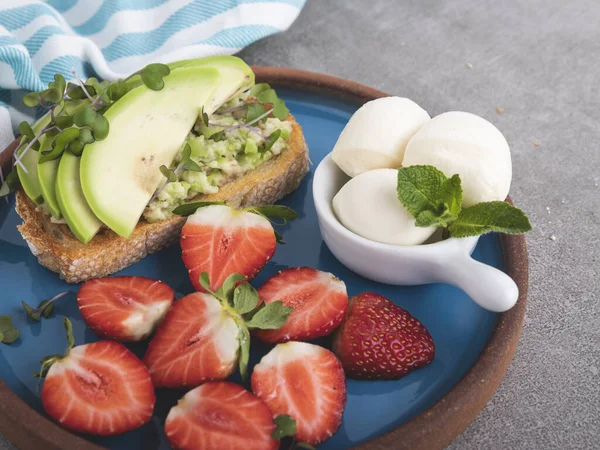 Toast Guacamole Avocado Strawberries Mozzarella Cheese Healthy Eating — Stock Photo, Image