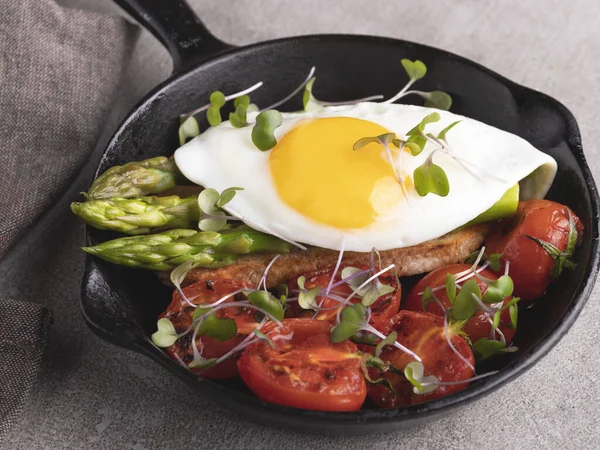 Fried Egg Toast Roasted Tomato Asparagus Breakfast Healthy Food Close — Stock Photo, Image