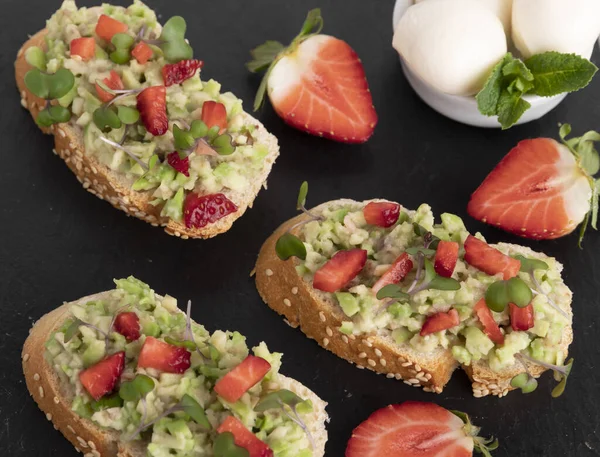 Toast Guacamole Avocado Strawberries Mozzarella Cheese Healthy Eating — Stock Photo, Image