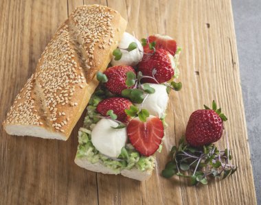 Çilekli sandviç ekmeği, mozzarella peyniri, guacamole yakın çekim.