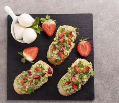 Guacamole, avokado, çilekli tost. mozzarella peyniri sağlıklı yemek