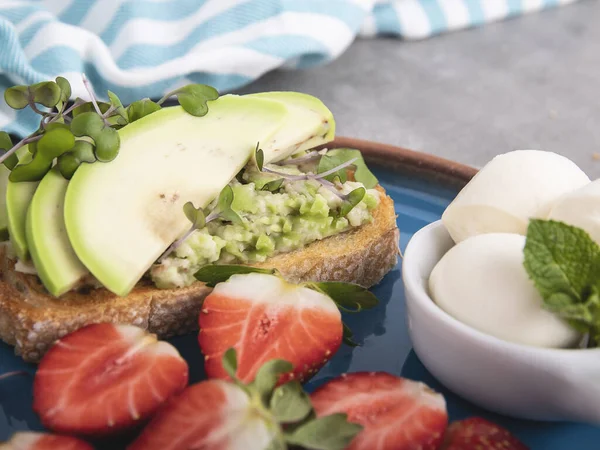 Toast Guacamole Avocado Strawberries Mozzarella Cheese Healthy Eating — Stock Photo, Image