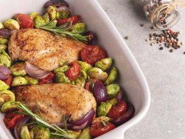 sebzeli fırında tavuk fileto, Brüksel lahanası, soğanlı domates.