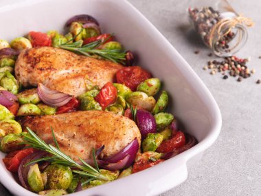 sebzeli fırında tavuk fileto, Brüksel lahanası, soğanlı domates.