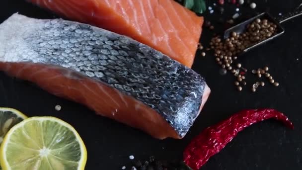 Pedaços Filé Peixe Salmão Cru Especiarias Brotos Ervilha Rotação 360 — Vídeo de Stock