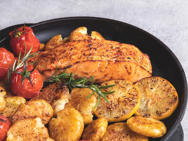 Filete Salmón Asado Parrilla Con Patatas Nuevas Asadas Limón Tomate —  Fotos de Stock