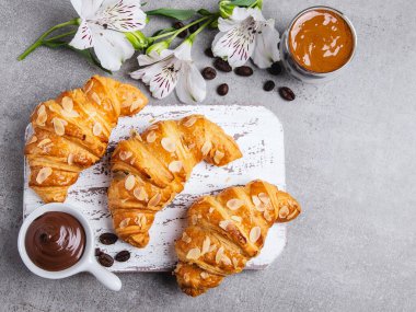 Üç ay çöreği, kahve ve çikolata ezmeli.