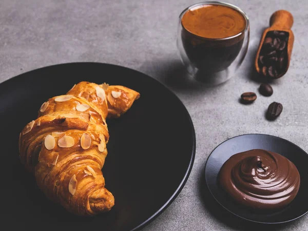 Leckere Frische Croissant Mandelblättchen Mit Kaffee Und Schokoladenpaste Auf Teller — Stockfoto