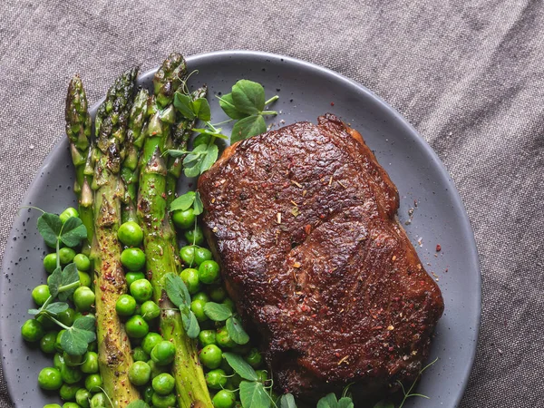 Juicy Roasted Beef Steak Mutton Asparagus Green Peas Plate White — Stock Photo, Image