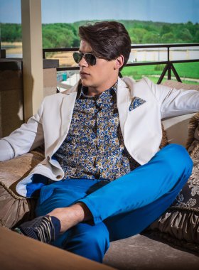 casual giyen Güneş gözlükleri çekici adam iç poz giyinmiş