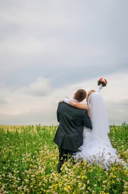 Mutlu gelin ve damat bir güzel alan amoung çiçek üzerinde