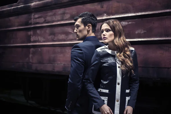 Seksi moda genç çift hakkında tren istasyonu