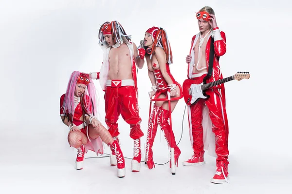 Modern dansçılar stüdyoda dans grubu.