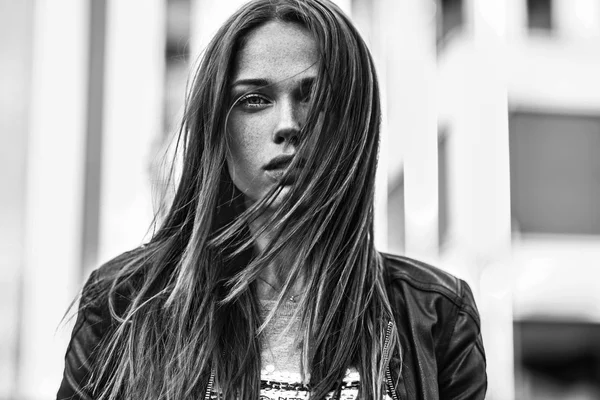 Sokak moda kavramı. Kentin genç güzel model.
