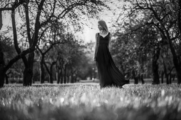 Schöne junge Frau im Sommergarten — Stockfoto