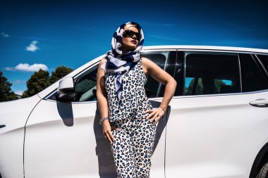 Araba kentin yakınındaki sarışın iş kadını