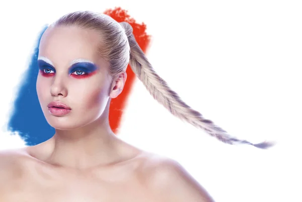 Hermosa cara femenina joven con maquillaje multicolor de moda brillante — Foto de Stock