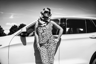 Araba kentin yakınındaki sarışın iş kadını