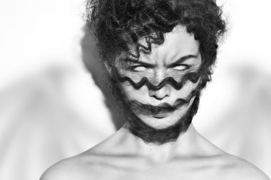 kadının gözleri korkuyla yüz