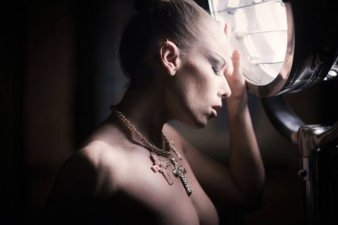 Nazar ile çıplak kız