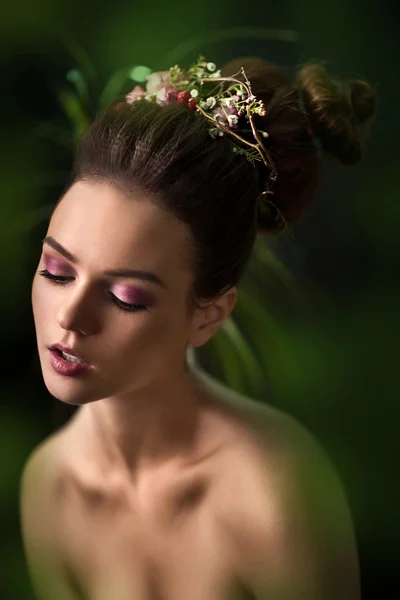 Corte de cabelo de moda. Menina elegante com olhar forte no estúdio . — Fotografia de Stock