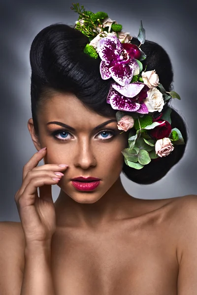 Coupe de cheveux de mode. Fille élégante avec un regard fort dans le studio . — Photo