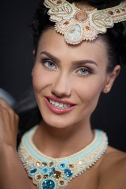 Beautyful genç kadının portresi. Jewerly ve elmas