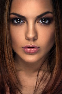 genç, güzel, esmer bir kız portresi.