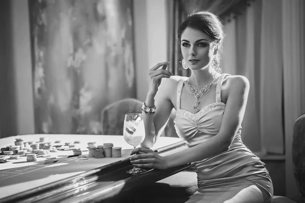 Κορίτσι πίνοντας κοκτέιλ στο καζίνο — Φωτογραφία Αρχείου
