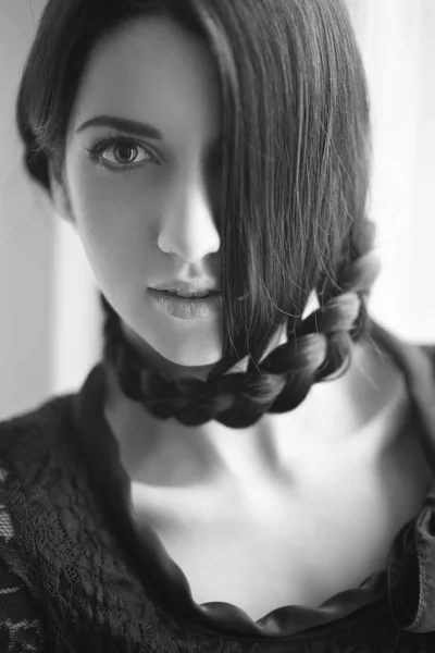 Gyönyörű lány hosszú hajjal. — Stock Fotó