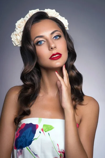 Portret van een vrouw met witte bloemen op het hoofd. — Stockfoto