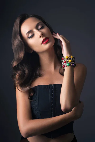 Retrato de una hermosa mujer morena en vestido negro. Foto de moda —  Fotos de Stock