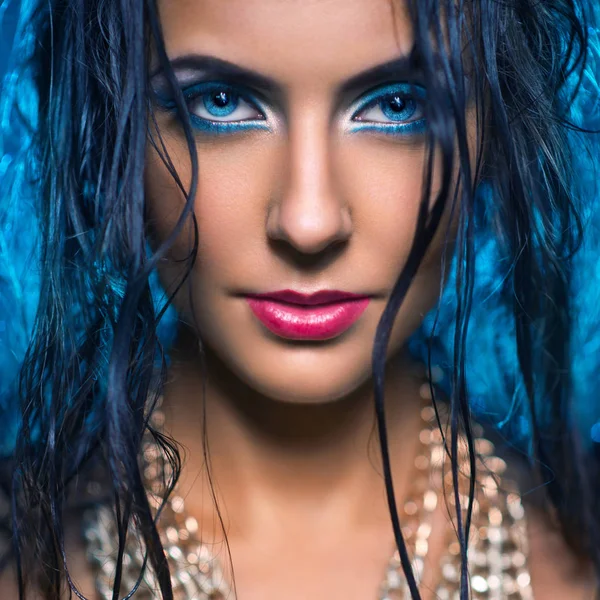 青い目を閉じていると美しい若い女性のポートレート — ストック写真