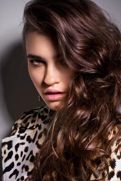 Дівчина в блузці леопарда — стокове фото