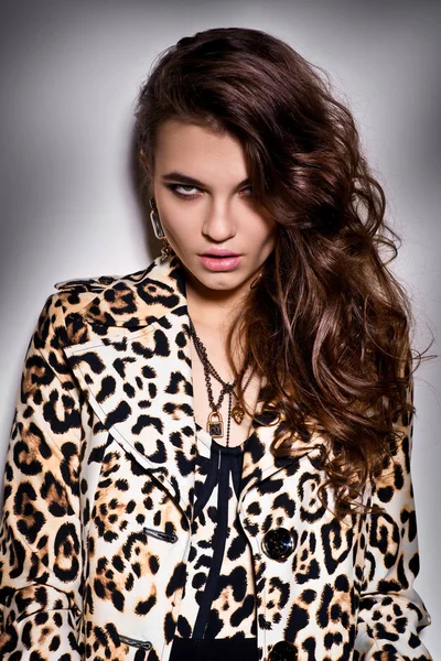 Chica en blusa de leopardo — Foto de Stock