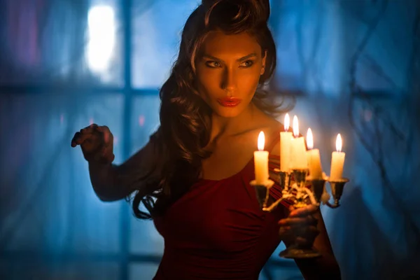Γυναίκα ψάχνει για κόκκινα κεριά το θαυμάσιο βράδυ — Φωτογραφία Αρχείου